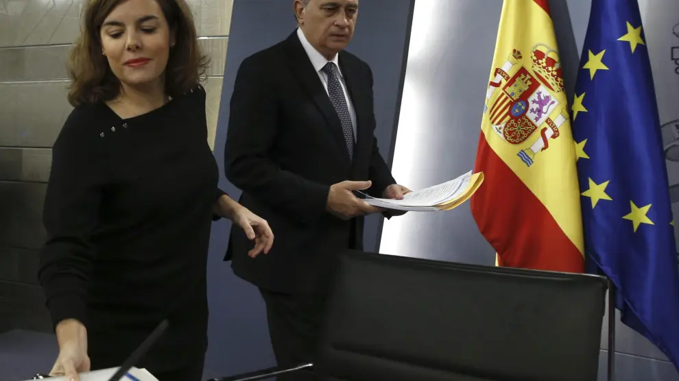 La vicepresidenta del Gobierno español, Soraya Sáez de Santamaría, y el ministro del Interior, Jorge Fenández Díaz