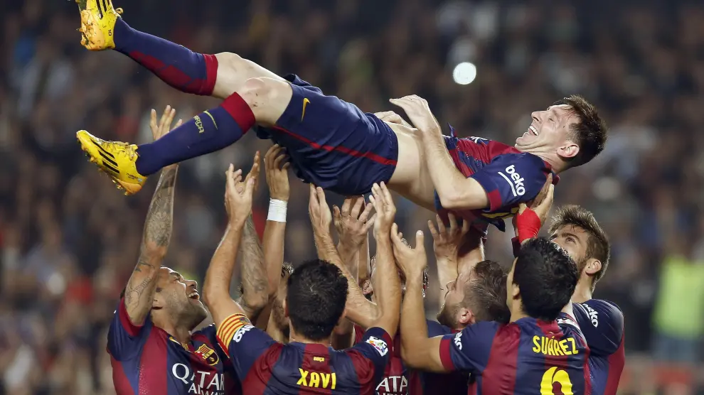 Los jugadores del Barça mantean a Messi tras lograr el récord