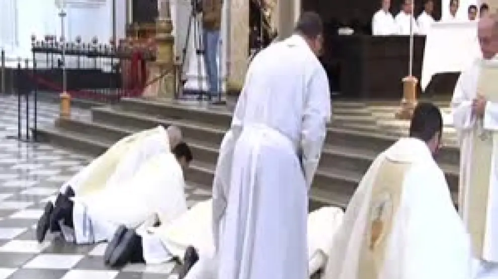 El arzobispo de Granada se postra ante el altar para pedir perdón por los abusos. (foto de archivo).