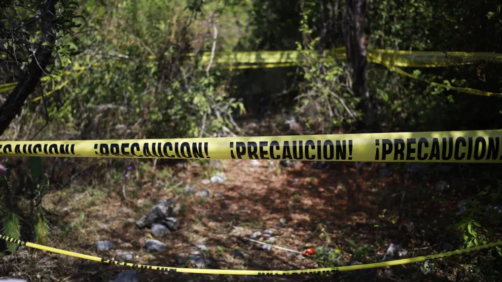 Hallan otras diez fosas comunes en los alrededores de Iguala