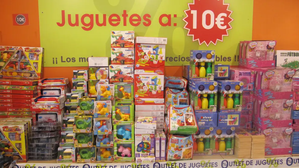 'Outlet' de juguetes en la avenida de Gómez de Avellaneda