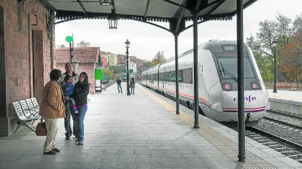 Un tren de Valencia con destino a Zaragoza llegaba ayer a Teruel sobre las 15.00.