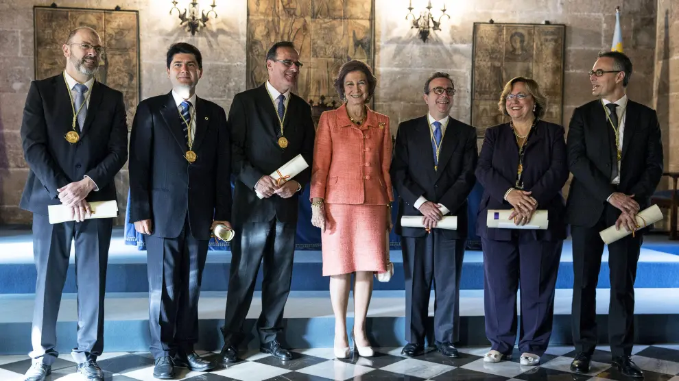 La reina Sofía, rodeada de los galardonados con los premios de Investigación Rey Jaime I 2014