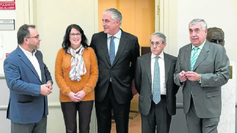 Los senadores Fuster y Arrufat arropan a los ponentes Olga Sánchez, Antonio Suárez y C. Checa.