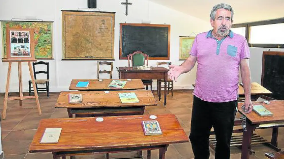 El alcalde de Berdejo, Fernando Escribano, muestra la antigua escuela que han recreado.