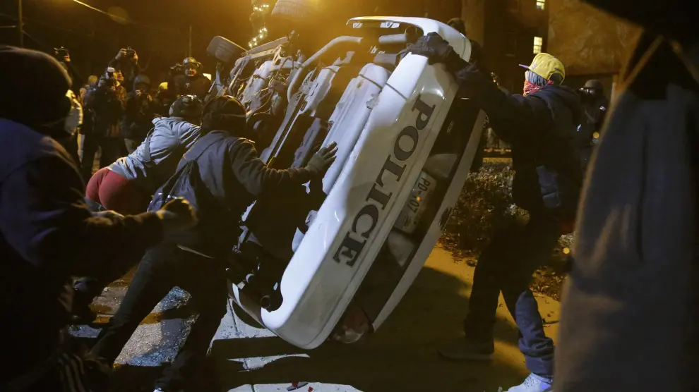 Algunos manifestantes volcaron un coche de Policía en Ferguson