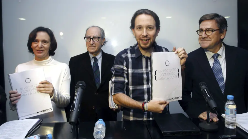 El secretario general de Podemos, Pablo Iglesias (2d), acompañado por la responsable de Análisis político del partido