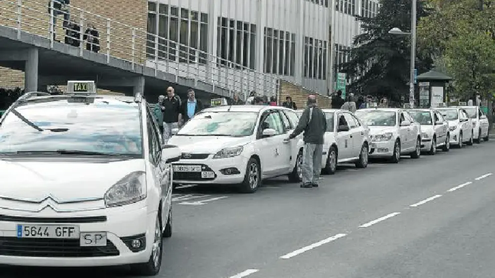En la imagen, una fila de taxis en la la parada del hospital Miguel Servet.