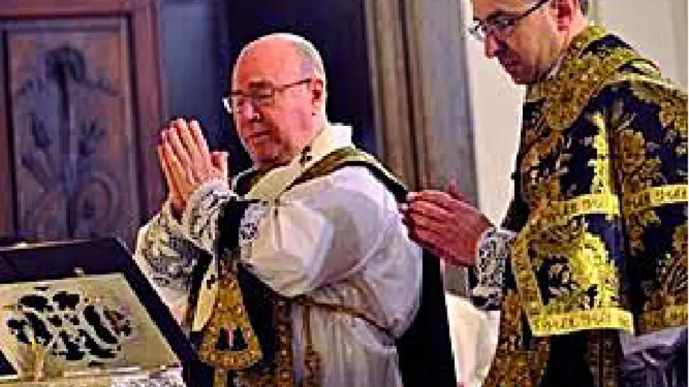 Ureña con el párroco de Épila. Ureña, a la izquierda, fue el primer obispo español en celebrar una Misa Pontifical de Réquiem, por el rito romano. Fue en 2011 en Épila y la concelebró con el párroco Miguel Á. Barco (dcha).
