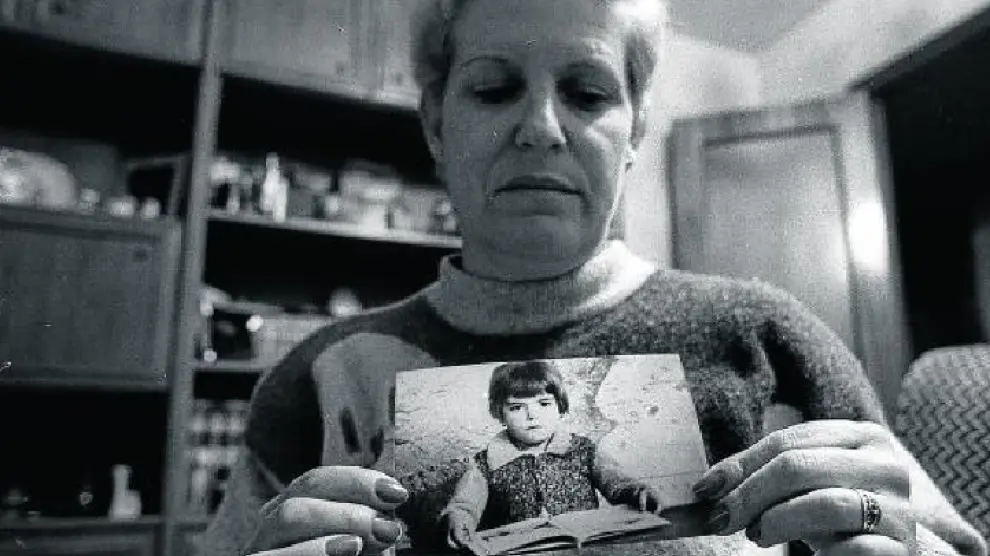 María Navarro, con la foto de su sobrina Josefa Mora Navarro, de 6 años, que falleció en el tren.