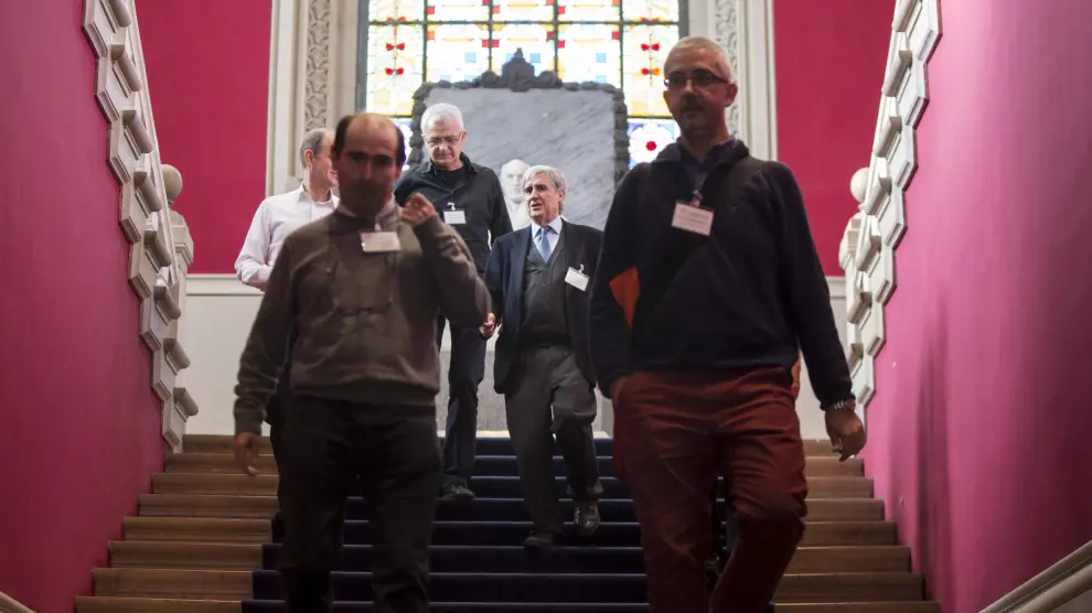Juan José Badiola y el resto de profesores participantes en el congreso sobre priones, en la escalinata del Paraninfo
