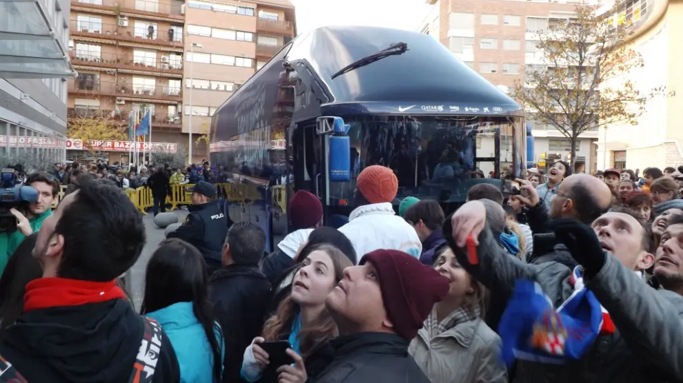 El bus del Barça llega a su hotel en Huesca