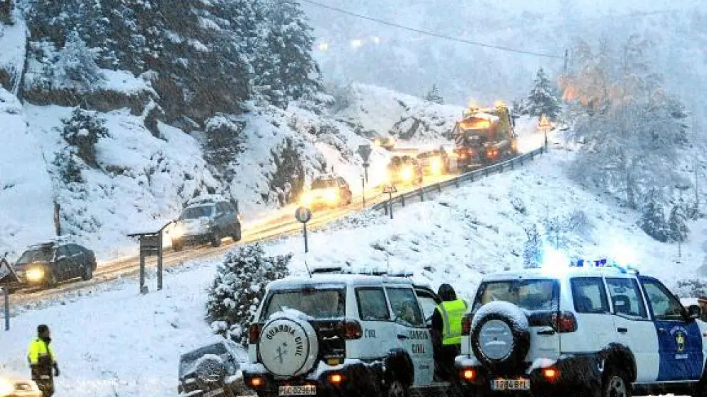 La intensa nevada dificulta el tráfico en los accesos a Cerler y Llanos del Hospital