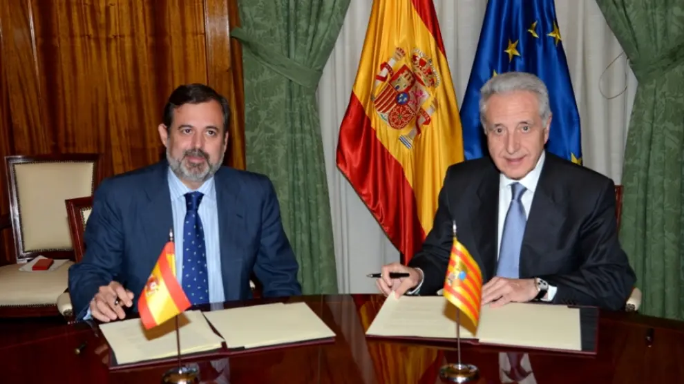 Federico Ramos y Modesto Lobón durante la firma del Protocolo