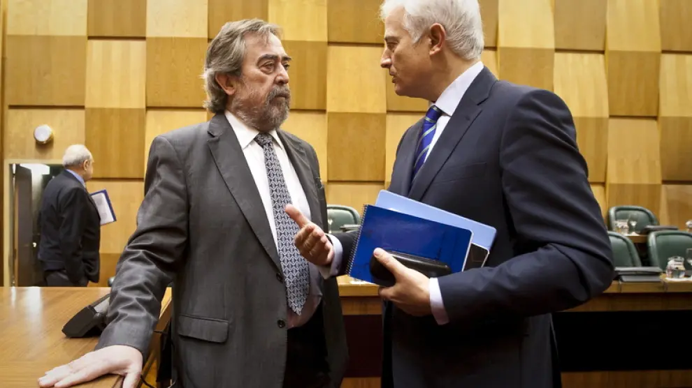 Belloch y Suárez tras uno de los debates.