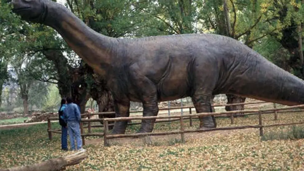 Reproducción a tamaño natural -la primera que se hizo de un dinosaurio a mediados de los años '90 en España- de Aragosaurus ischiaticus en Galve.