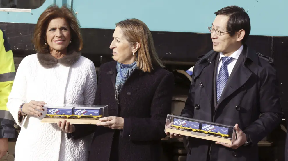 La ministra de Fomento, Ana Pastor (c), la alcaldesa de Madrid, Ana Botella (i), y el encargado de negocios de la embajada China, Huang Yazhong