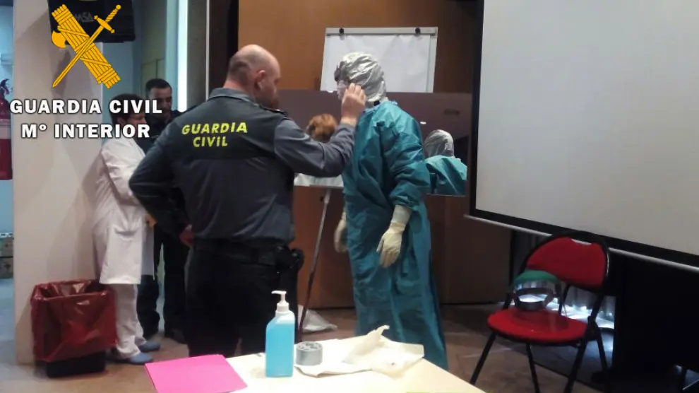 Efectivos de la Guardia Civil, en una práctica de manejo de equipos de protección para actuar en caso de ébola.