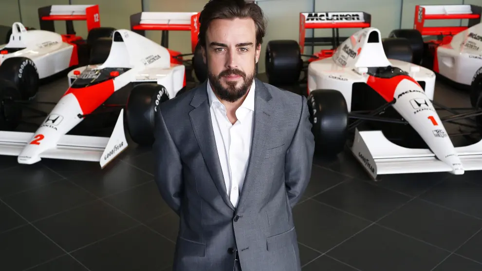 Fernando Alonso posa con su nuevo coche