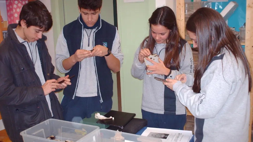 Los alumnos de La Alfranca creando la impresora