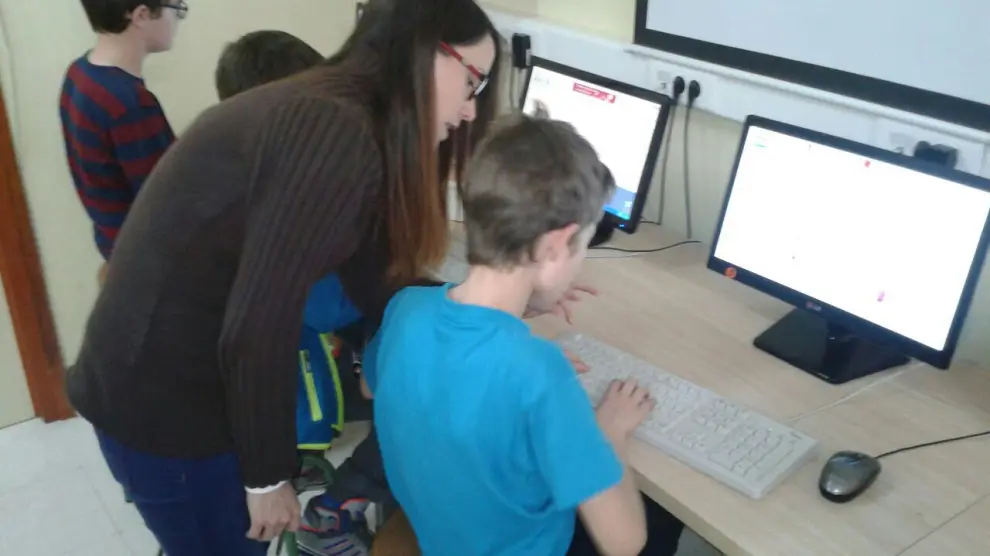 Niños aprendiendo mecanografía en el colegio público Hilarión Gimeno.
