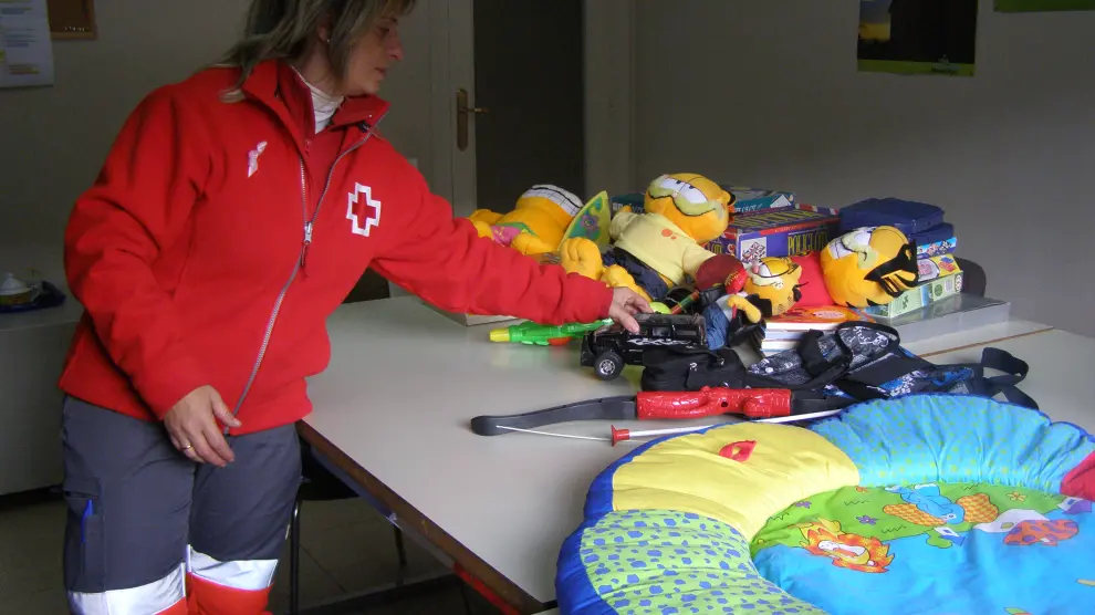 Una voluntaria de Cruz Roja Tarazona con los juguetes donados hasta el momento.
