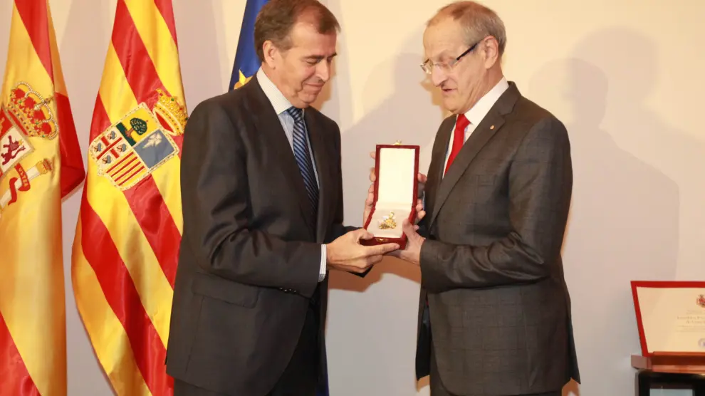 El presidente de Cruz Roja, Francisco Barreña, recibe la medalla de Oro de la Provincia de manos del presidente de la diputación, Antonio Cosculluela.