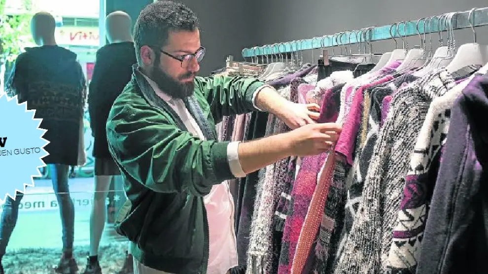 Jesús Larrodé acude cada semana a Size One a elegir las prendas con las que vestirá a las presentadoras de ZTV.