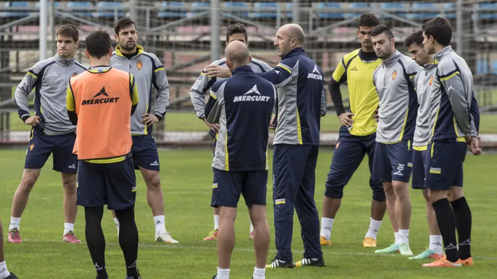 Popovic y sus jugadores, en un entrenamiento del Real Zaragoza