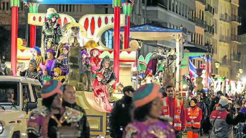 Las tres carrozas reales, en el desfile del año pasado, a su paso por el Coso Alto.