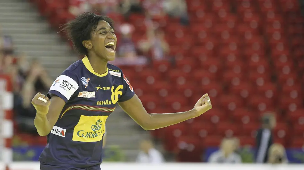 La jugadora española Alexandrina Cabral celebra un gol con la selección.