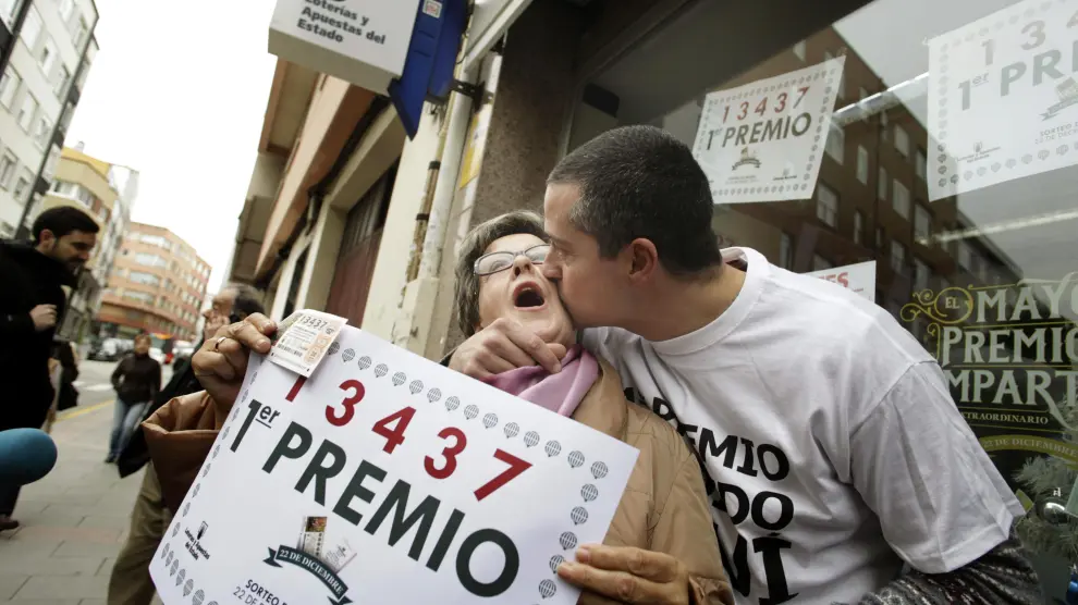 El dueño de la administración de A Coruña donde tocó el primer premio del Sorteo Extraordinario de Lotería de Navidad se abraza con su tía