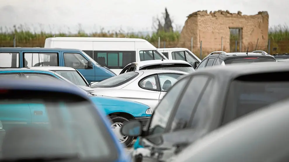 Vehículos aparcados en el depósito municipal de la carretera de Castellón.