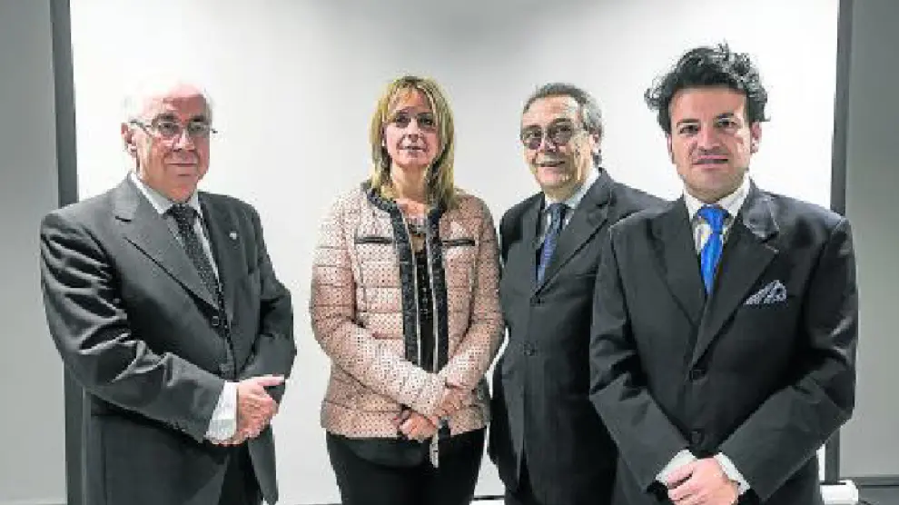 De izquierda a derecha, Emilio Molinero, María Ángeles Larraz, José María Izuzquiza y Raúl Hernández, en la presentación de Tekniikka.