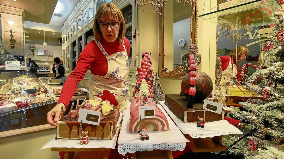 El escaparate de Pastelería Vilas, de Huesca, es todo un espectáculo estos días con productos navideños