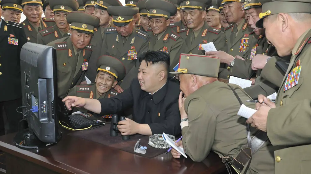 Kim Jong-un (centro) observando una pantalla de ordenador junto a una multitud de soldados en Corea del Norte