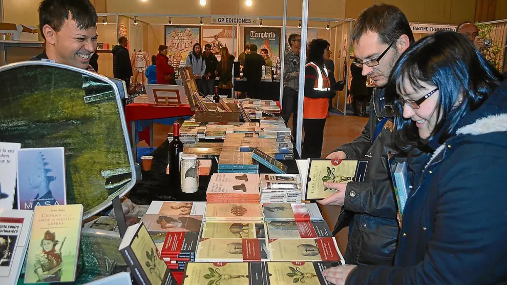 Óscar Sipán, ayer en el puesto de Tropo Editores en la Feria del Libro Aragonés de Monzón.