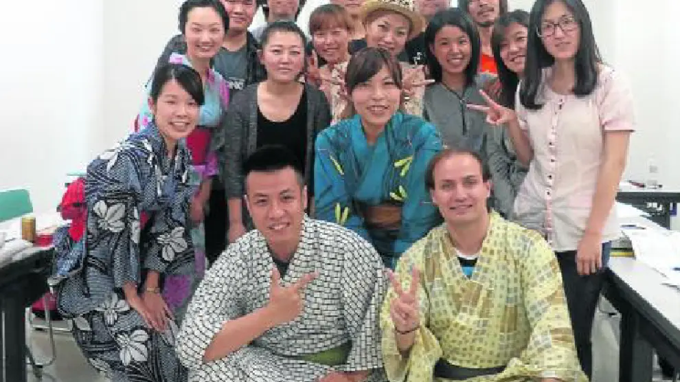 Carlos Munilla (abajo a la derecha), con amigos japoneses en Osaka.