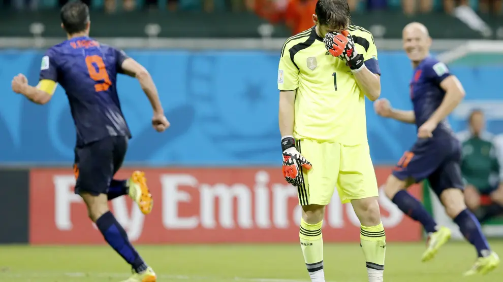 Casillas se lamenta tras un gol de Holanda en el Mundial de Brasil