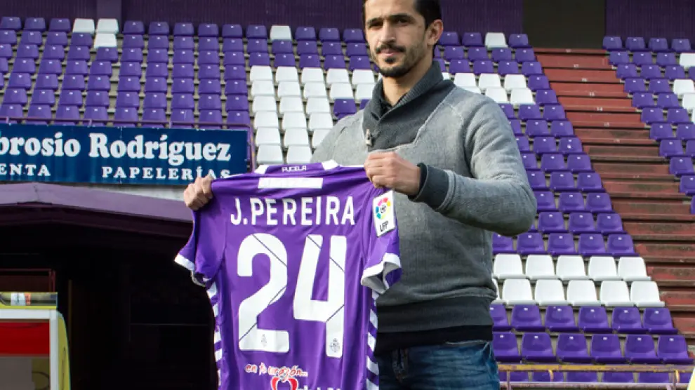 Jonathan Pereira posa con la camiseta del Valladolid