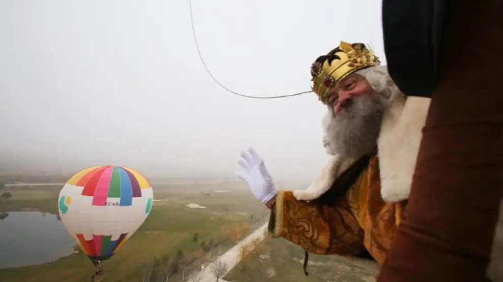 Los Reyes Magos aterrizaron en globo en el parque del Agua de Zaragoza