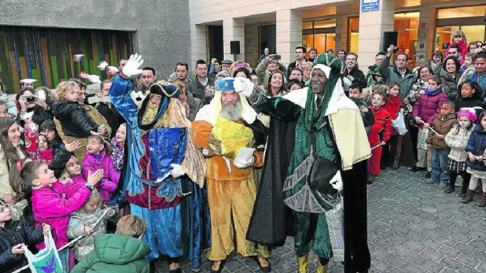Los Reyes Magos de Oriente llegaron a la plaza Amantes, recientemente restaurada, rodeados de cientos de niños.