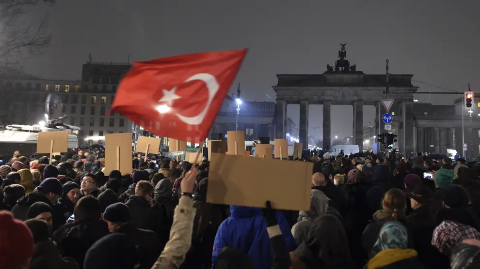 La Puerta de Brandeburgo apagada en Berlín
