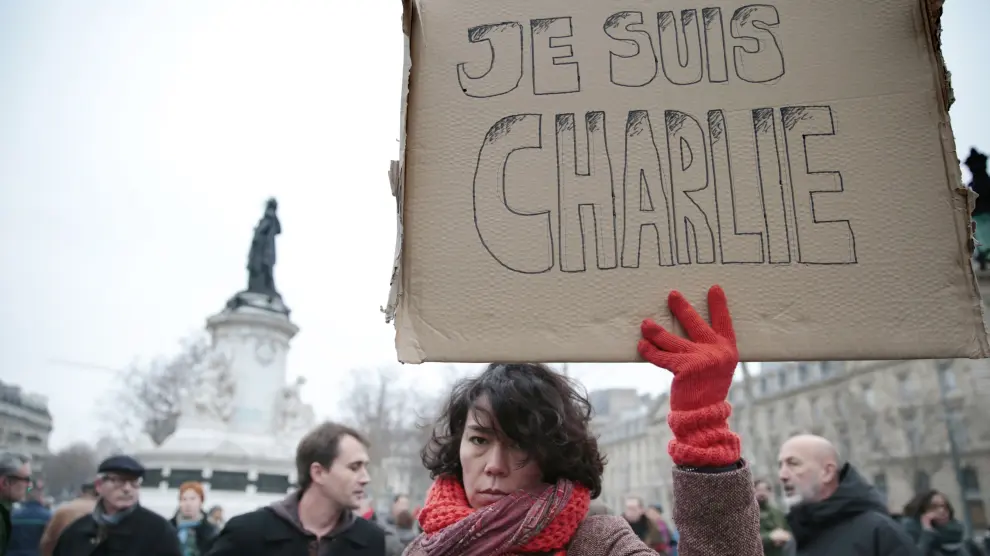 Ciudadanos franceses condenan el ataque al semanario parisino
