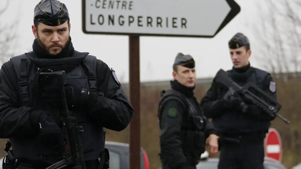 Gendarmes franceses patrullan la zona