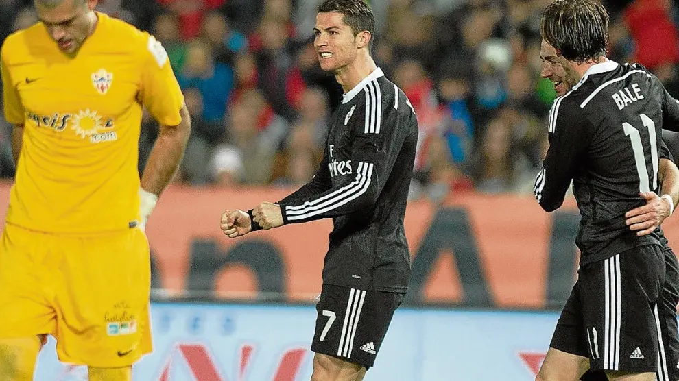 14Ronaldo celebra con rabia uno de su goles, junto a Bale y Benzema, ante un Rubén cabizbajo.