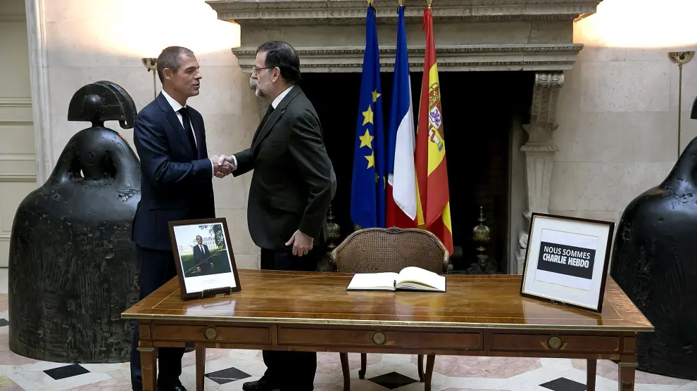 Rajoy saluda al embajador francés tras firmar el libro de condolencias en la sede diplomática en Madrid