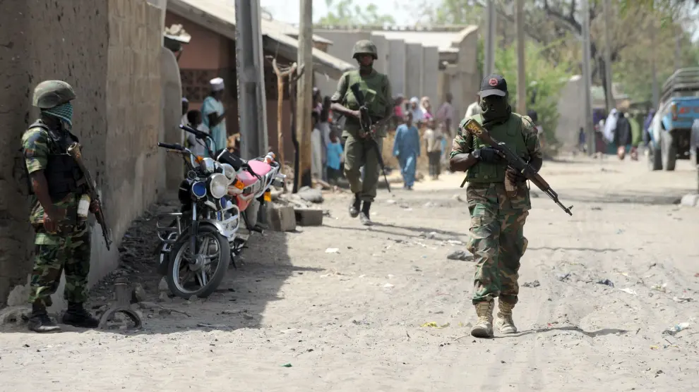 Imagen de archivo de soldados nigerianos patrullando las calles