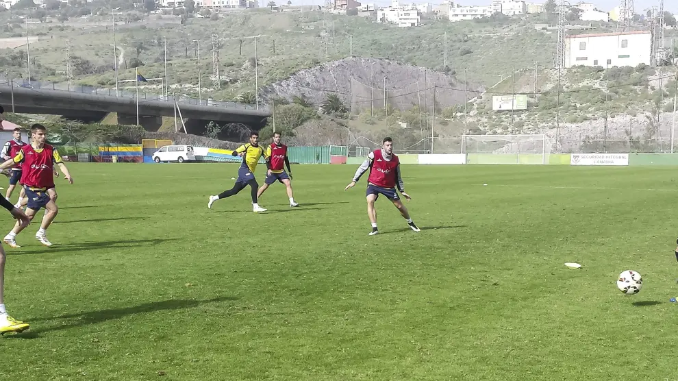 Los jugadores zaragocistas se ejercitan ayer en las instalaciones de Barranco Seco, en Gran Canaria.