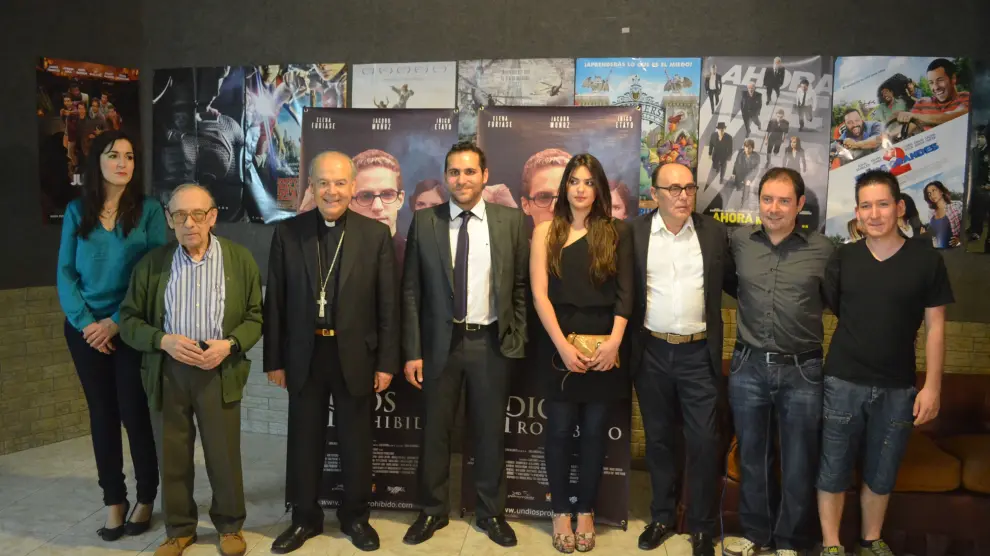 Pablo Moreno, en el centro junto a los actores que participaron en la película y el obispo de Barbastro, en su estreno en Barbastro en 2013.